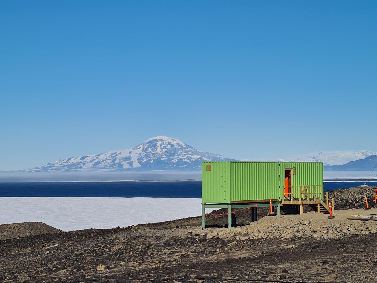 AntarcticaNZ's tweet photo. There's a new building at Scott Base, which will continue to support important long term science! What a successful collaboration with the science community to relocate these experiments as part of the #ScottBaseRedevelopment. More here: https://t.co/5tHFGEmHBi
📷 Russell Knipe https://t.co/5SBCHv1fo7