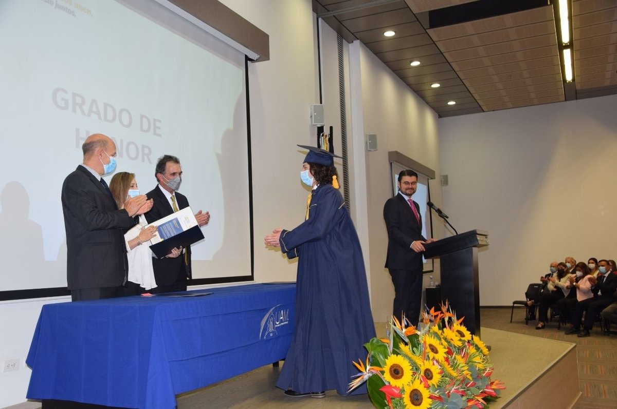 uammanizales's tweet photo. 7 profesionales de diferentes programas académicos de la UAM, recibieron su título con la distinción #GradodeHonor, durante las ceremonias de graduación que realizó la institución el 25 de marzo de 2022.

Conoce más aquí: https://t.co/kUr6Q5dyfO

#GradosUAM #Ceremonia #colombia https://t.co/Oa0TWsdeql