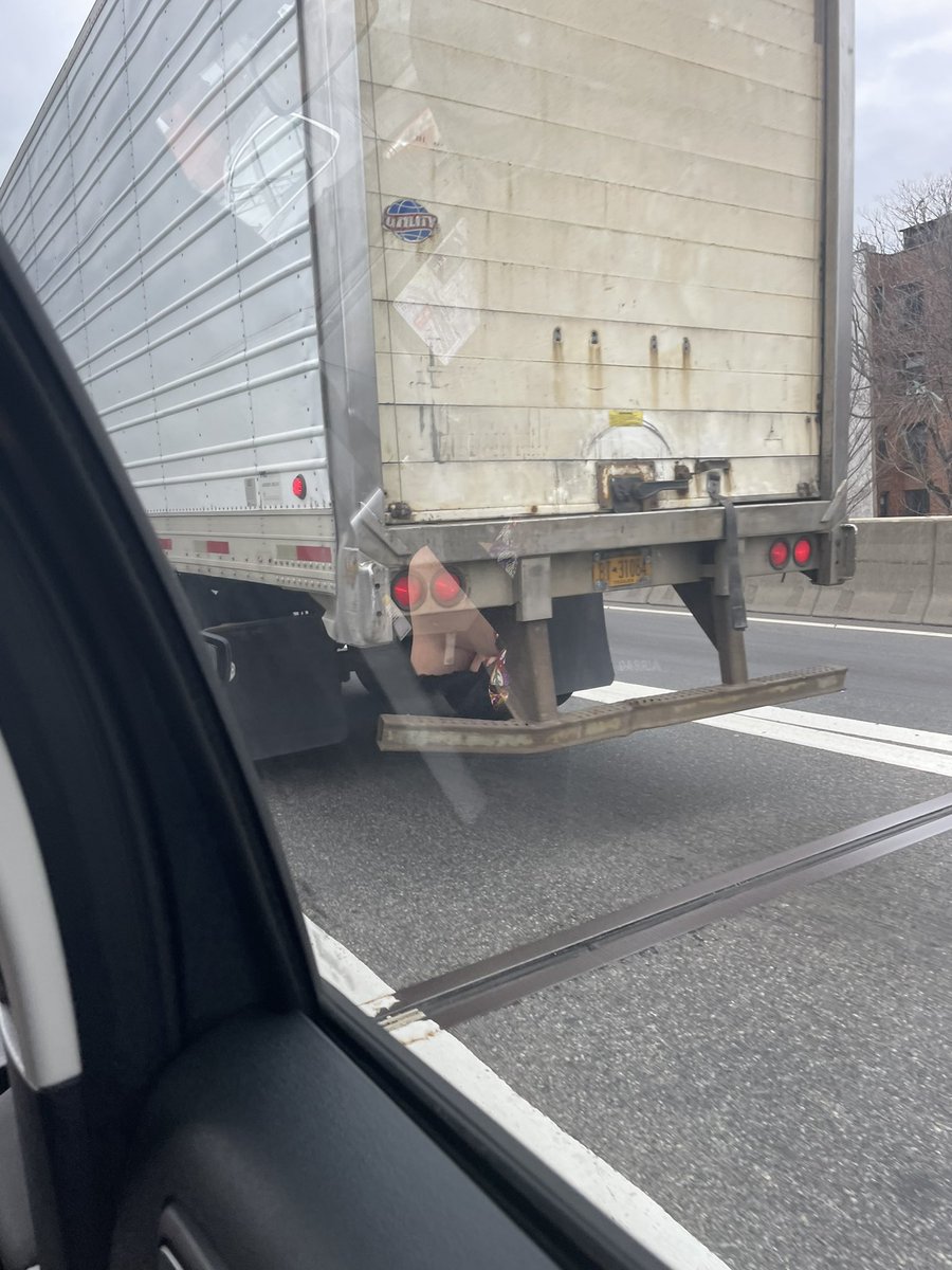 Harry_Adler's tweet photo. Don’t drive with damaged rear underride guards. It’s dangerous and it could be deadly. #safertrucking #underride #maintenance https://t.co/yu8jD8oxSC