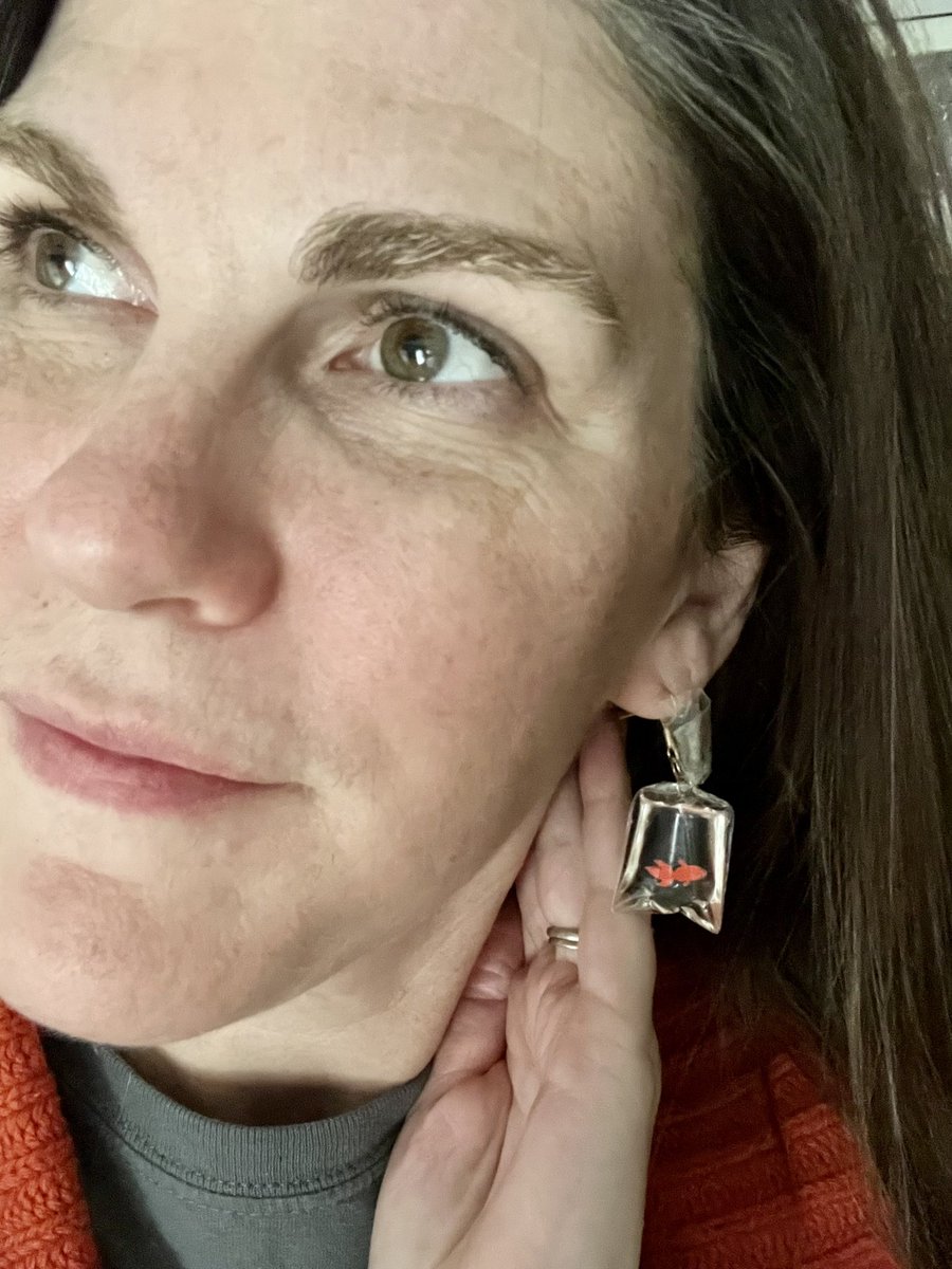 ChargerLMS's tweet photo. When your favorite pair of earrings leads to kids checking out books about how to make jewelry and crafts ❤️ @shopkaratcake #jcpslibraries #inspire #kids #tocreate #handmade https://t.co/cCgcGC3NTz