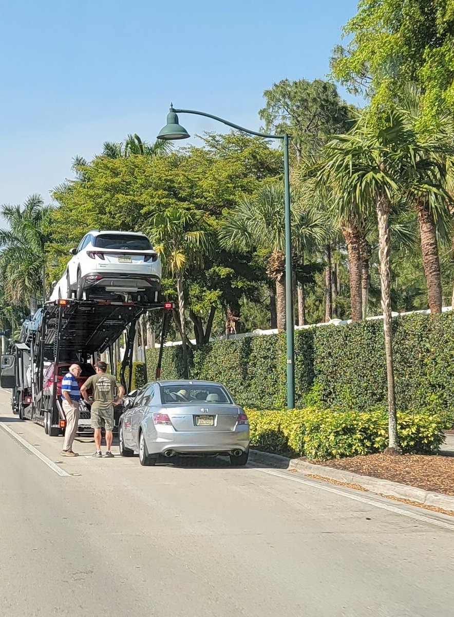 anicoleb1227's tweet photo. It's that time of year, the snow up north is melting away and so is my commute time w these car carries, carrying my problems away. Tootaloo..... #SWFL #naplesfl #snowbirds #bouttime https://t.co/AoaDrA7ahC