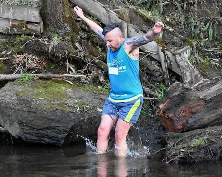 leeroydouche's tweet photo. The #trunce #fellrace which runs from the at @WaggonOxspring in #barnsley is amazing & a MUST for any runner, it's just 4 or so miles but it's up hill & down dale & through rivers & great Fun #Amazing #running #MentalHealthAwareness & #fitness https://t.co/r2h5mO9ehI