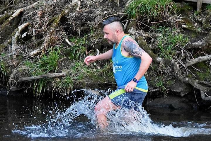 leeroydouche's tweet photo. The #trunce #fellrace which runs from the at @WaggonOxspring in #barnsley is amazing & a MUST for any runner, it's just 4 or so miles but it's up hill & down dale & through rivers & great Fun #Amazing #running #MentalHealthAwareness & #fitness https://t.co/r2h5mO9ehI