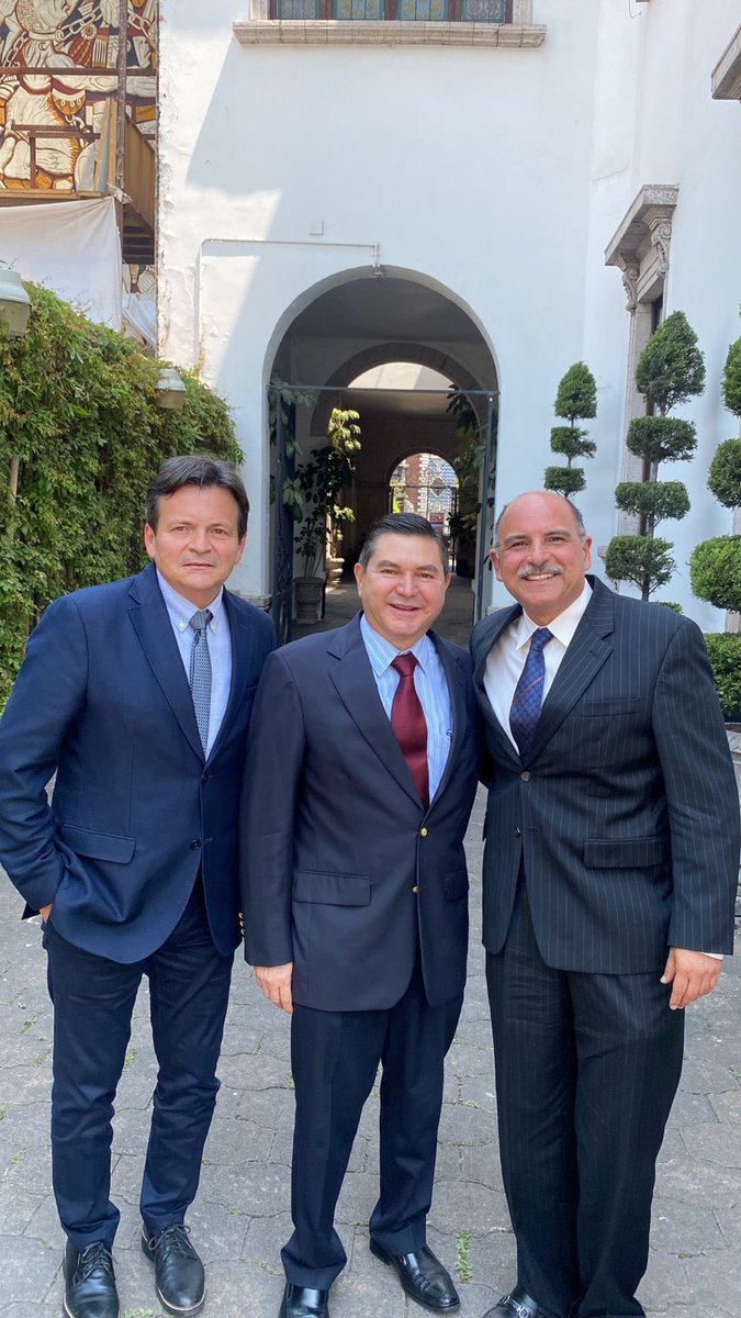 JorgePortillaMX's tweet photo. Siempre es un gusto saludar y trabajar para el bienestar de México 🇲🇽 con un gran equipo aquí con @NicoBellizia y mi cuñado Raúl Rosique puro #chocopower 😎🤝👍 https://t.co/mNESTu5Kqw