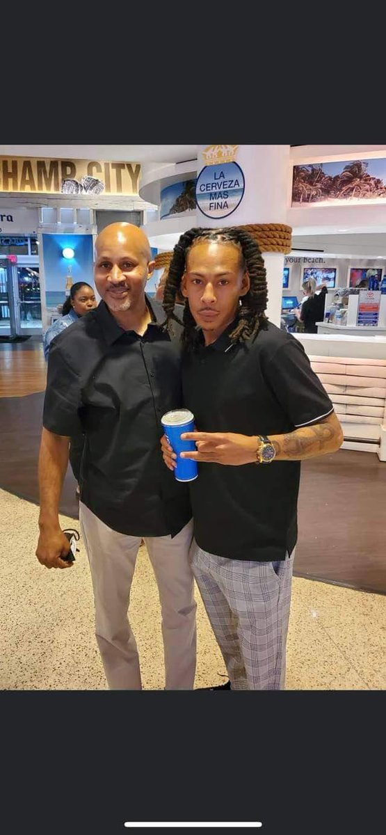 HoUCoachChuck11's tweet photo. Ran into my baby brother at #TheCultureTour concert. #UTP #12thWard https://t.co/A6oFfH2OtE