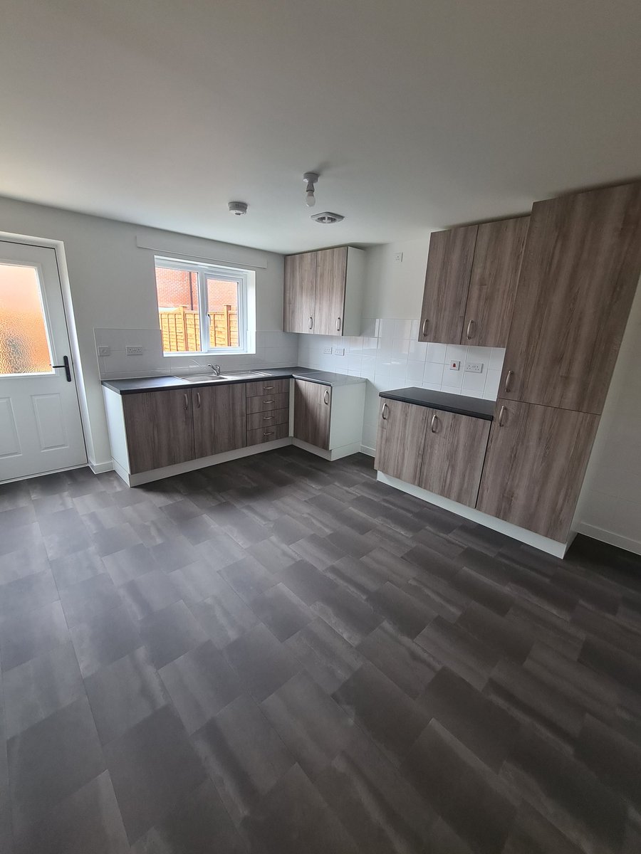 EricaHillmanSW's tweet photo. Another 8 houses handed over today at our Allimore Lane site in #Alcester 🏡 A mixture of 1, 2, 3 &amp; 4 beds 🏘 #socialrent #newbuild https://t.co/UA51BRvQFK