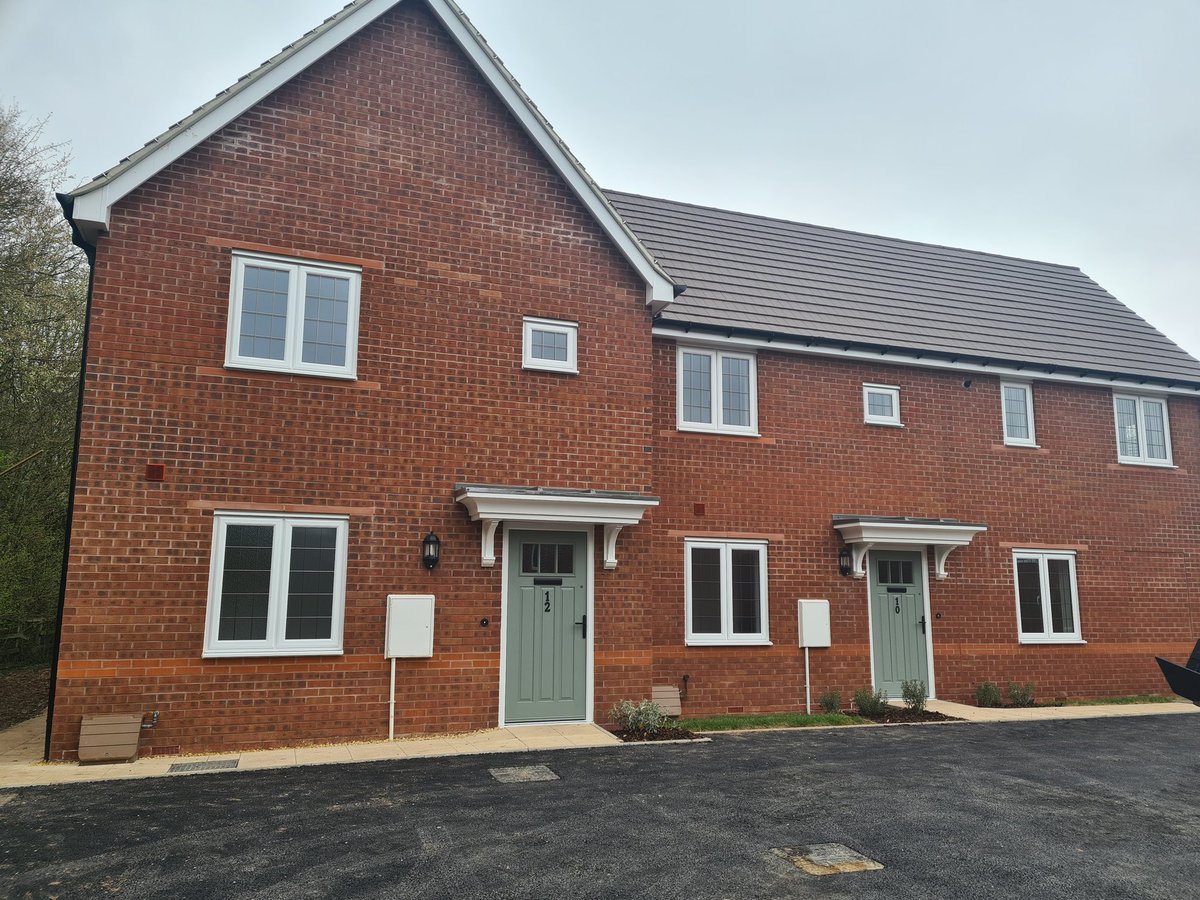 Another 8 houses handed over today at our Allimore Lane site in #Alcester 🏡 A mixture of 1, 2, 3 &amp; 4 beds 🏘 #socialrent #newbuild