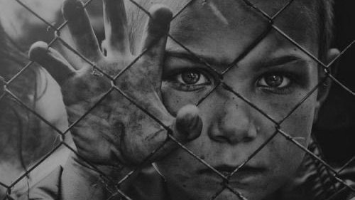 ''Kimi gözler bir hasret taşır içinde;
sarılsan geçecek, konuşsan gülecek.''

Melih Cevdet Anday