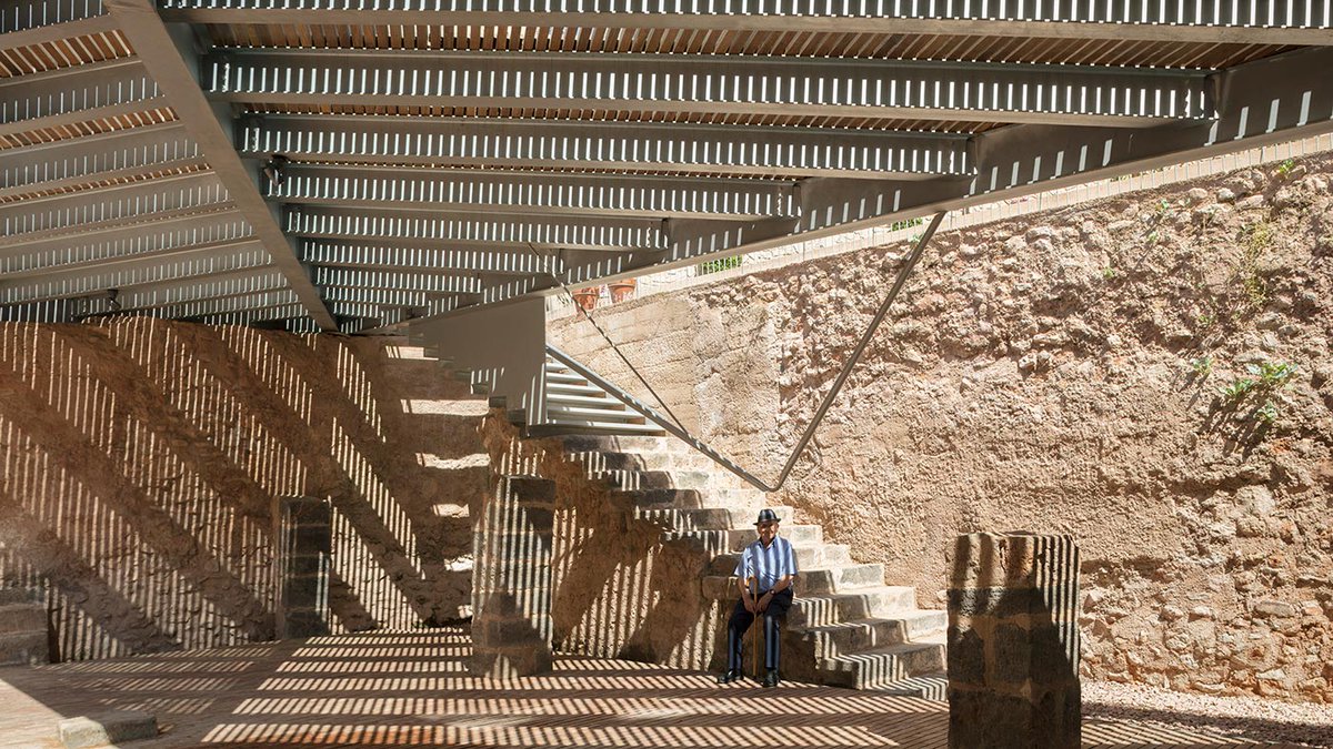 retokommerling's tweet photo. #DimartsUrbans _
Plaza de la Sinagoga en el centro histórico de Onda diseñada por el fabricante de espheras + Grupo Aranea + Cel-Ras Arquitectura.  https://t.co/oHAiym3N6M a través de @veredes  #Arquitectura #Architecture https://t.co/t3Jqwkry4Q