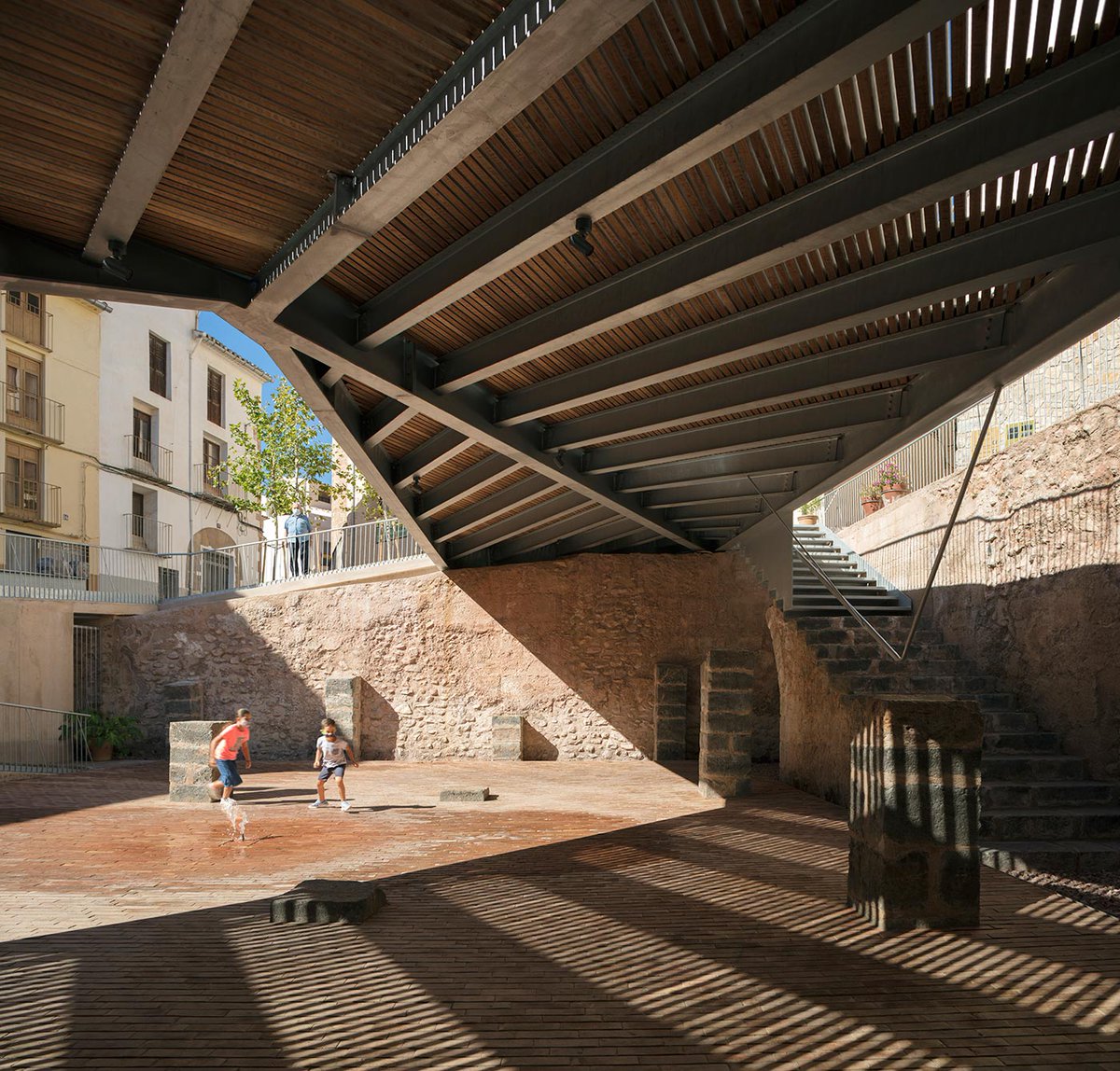 retokommerling's tweet photo. #DimartsUrbans _
Plaza de la Sinagoga en el centro histórico de Onda diseñada por el fabricante de espheras + Grupo Aranea + Cel-Ras Arquitectura.  https://t.co/oHAiym3N6M a través de @veredes  #Arquitectura #Architecture https://t.co/t3Jqwkry4Q