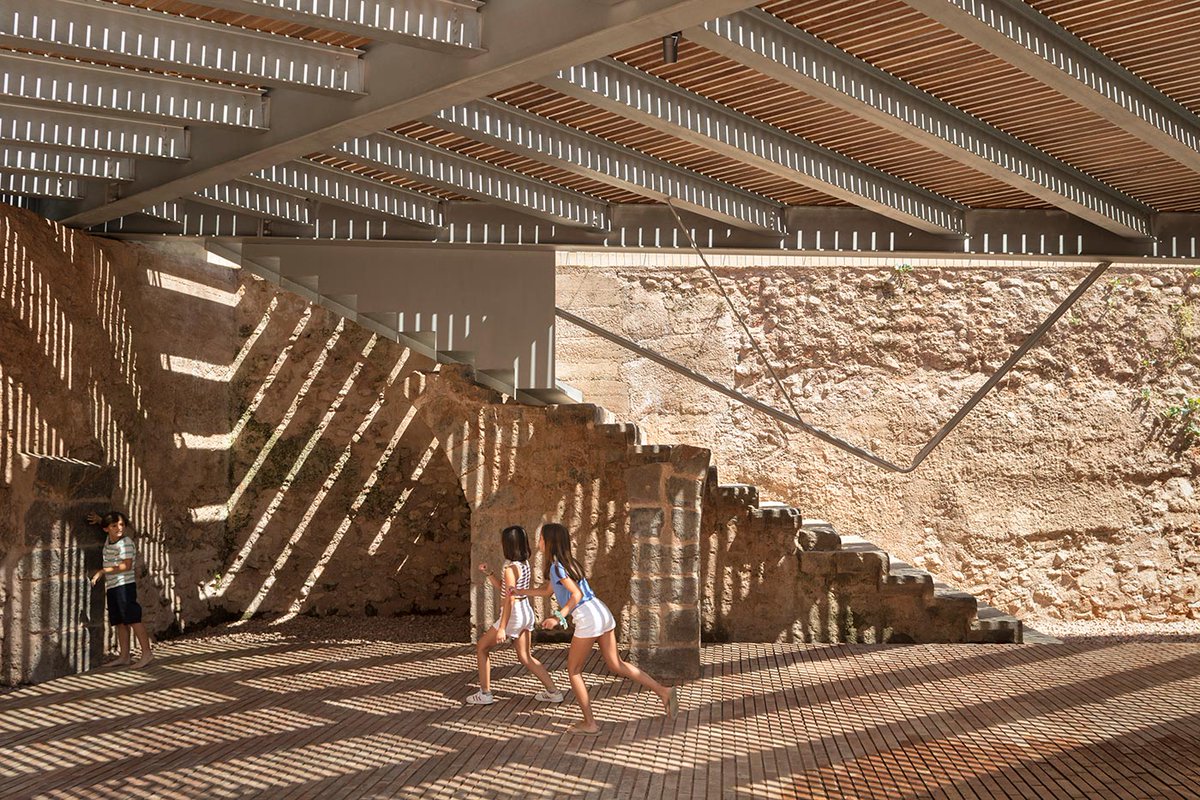 retokommerling's tweet photo. #DimartsUrbans _
Plaza de la Sinagoga en el centro histórico de Onda diseñada por el fabricante de espheras + Grupo Aranea + Cel-Ras Arquitectura.  https://t.co/oHAiym3N6M a través de @veredes  #Arquitectura #Architecture https://t.co/t3Jqwkry4Q