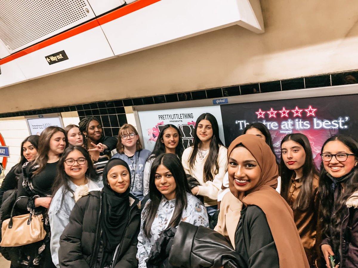 ManorTech's tweet photo. Ready for a meal out before the always amazing Hamilton Musical! #hamiltonmusical #hamiltonlondon  #manormagic #manorhighschool #magicofmanor https://t.co/BFQ2hiSI6R