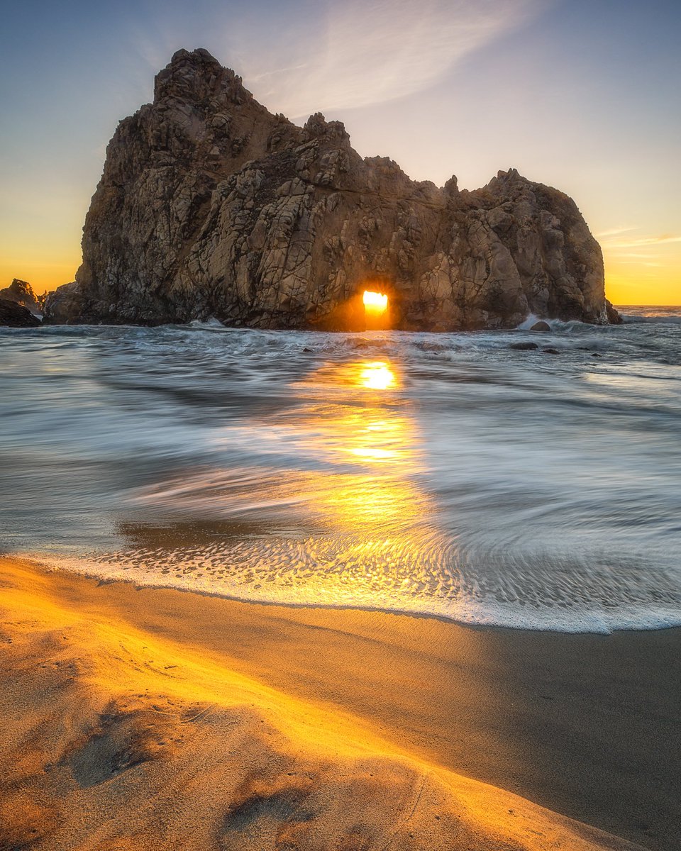 Gm from my favorite beach ☀️ 

For a few weeks each year, the sun sets behind this magnificent sea arch and sends mesmerizing light through its keyhole-like opening 🔑🕳 Its a magical experience for photographers and spectators alike. 

A piece from Colorful California 💥 3/31/22