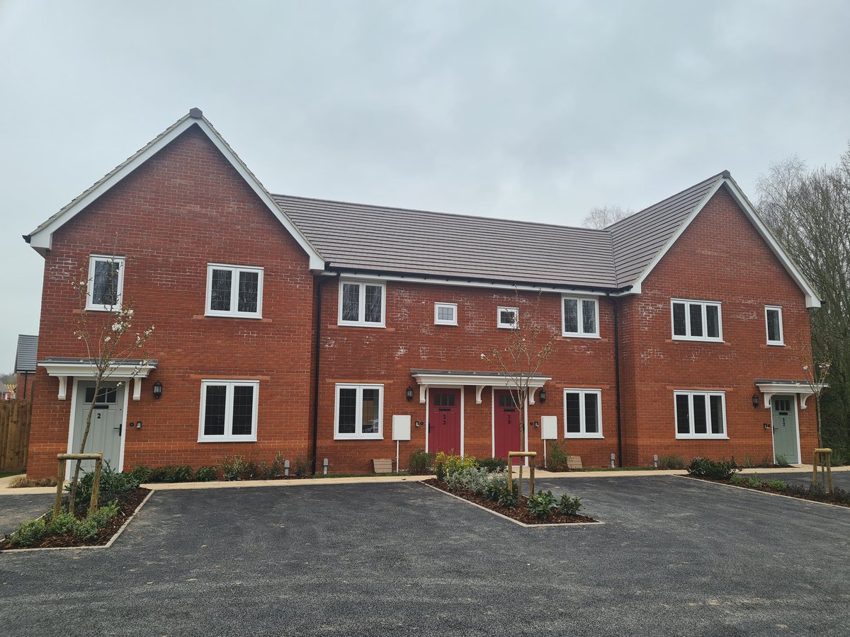 EricaHillmanSW's tweet photo. Another 8 houses handed over today at our Allimore Lane site in #Alcester 🏡 A mixture of 1, 2, 3 &amp; 4 beds 🏘 #socialrent #newbuild https://t.co/UA51BRvQFK
