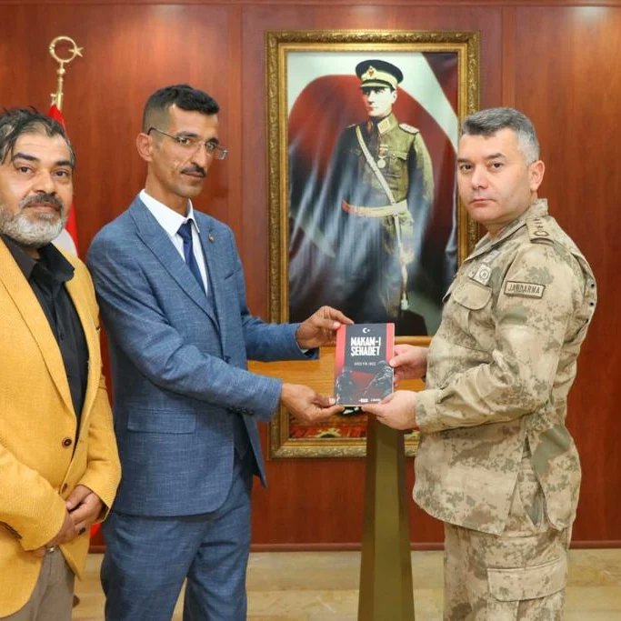 ArifGEDK3's tweet photo. #HatayİlJandarma Komutanımız Sayın Albay #Emrullah #Büyük'ü ziyaretimiz. Şehit ailelerine göstermiş olduğu ilgi ve alakalarından dolayı kendisine teşekkürlerimi sunuyorum.
#ŞehitgaziBirliksen https://t.co/3zSibSdrsa