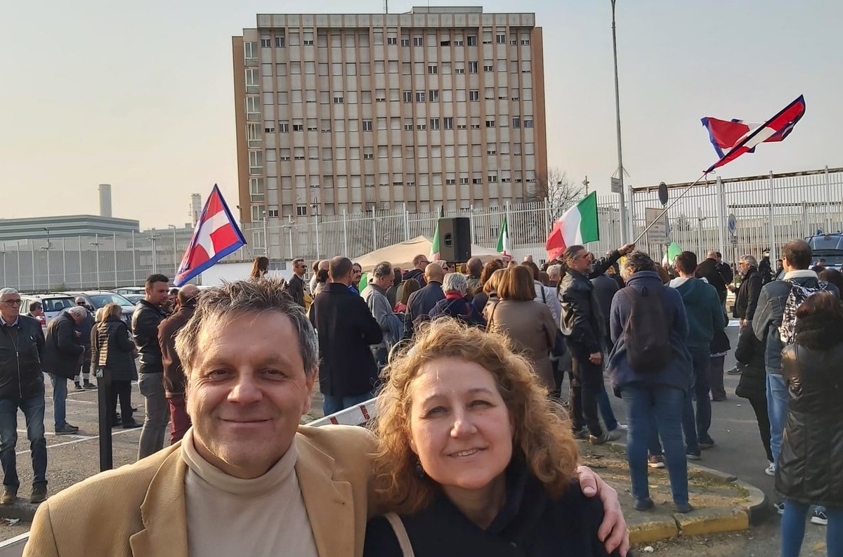 LauraCarloBravi's tweet photo. Ci siamo anche noi 2 al carcere delle #Vallette a #Torino alla #manifestazione di protesta contro l'ingiusto arresto del dott. Giuseppe #Delicati, #medico eroe che sta pagando di persona per essere rimasto fedele al giuramento di Ippocrate e alla salvaguardia dei suoi pazienti. https://t.co/9nU4wLfhD9