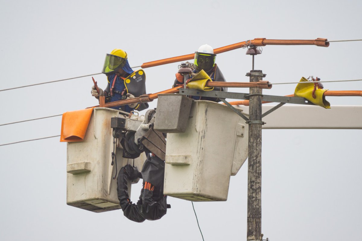 servicioscnelep's tweet photo. #Sucumbíos | Realizamos el traslado de dos postes con líneas energizadas, sin interrupciones del servicio en el cantón Lago Agrio, para precautelar el acceso al examen #Transformar2022. Esto, con el apoyo de personal técnico de la Unidad de Negocio Guayaquil.

#JuntosLoLogramos https://t.co/J3ZG3VJYnR