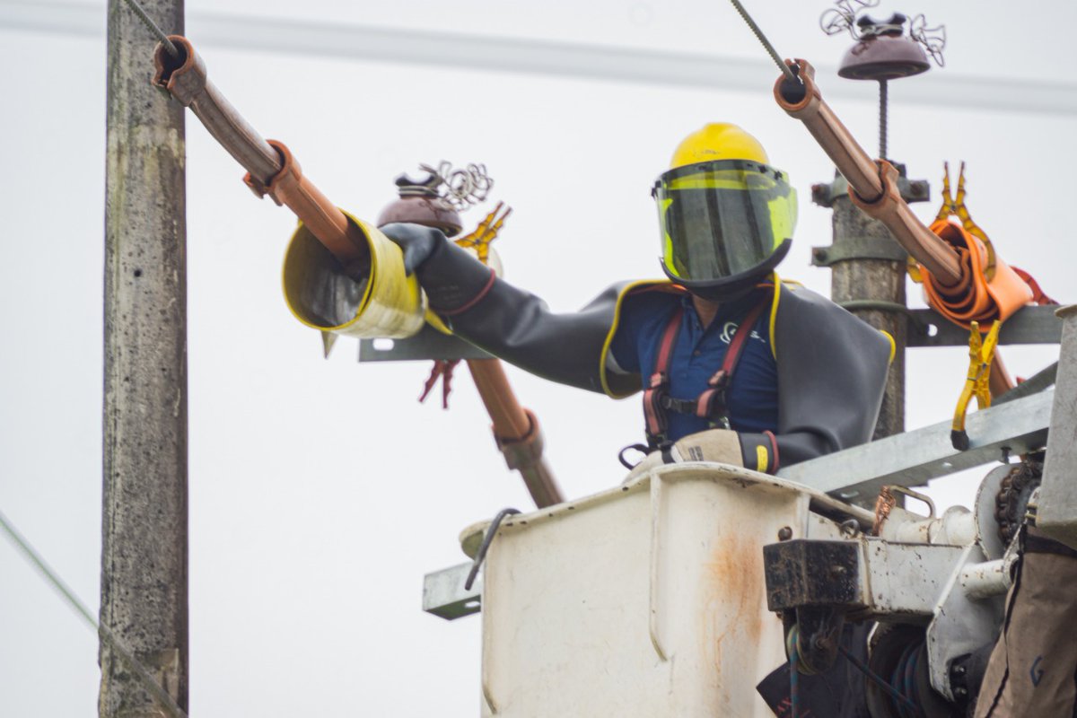 servicioscnelep's tweet photo. #Sucumbíos | Realizamos el traslado de dos postes con líneas energizadas, sin interrupciones del servicio en el cantón Lago Agrio, para precautelar el acceso al examen #Transformar2022. Esto, con el apoyo de personal técnico de la Unidad de Negocio Guayaquil.

#JuntosLoLogramos https://t.co/J3ZG3VJYnR