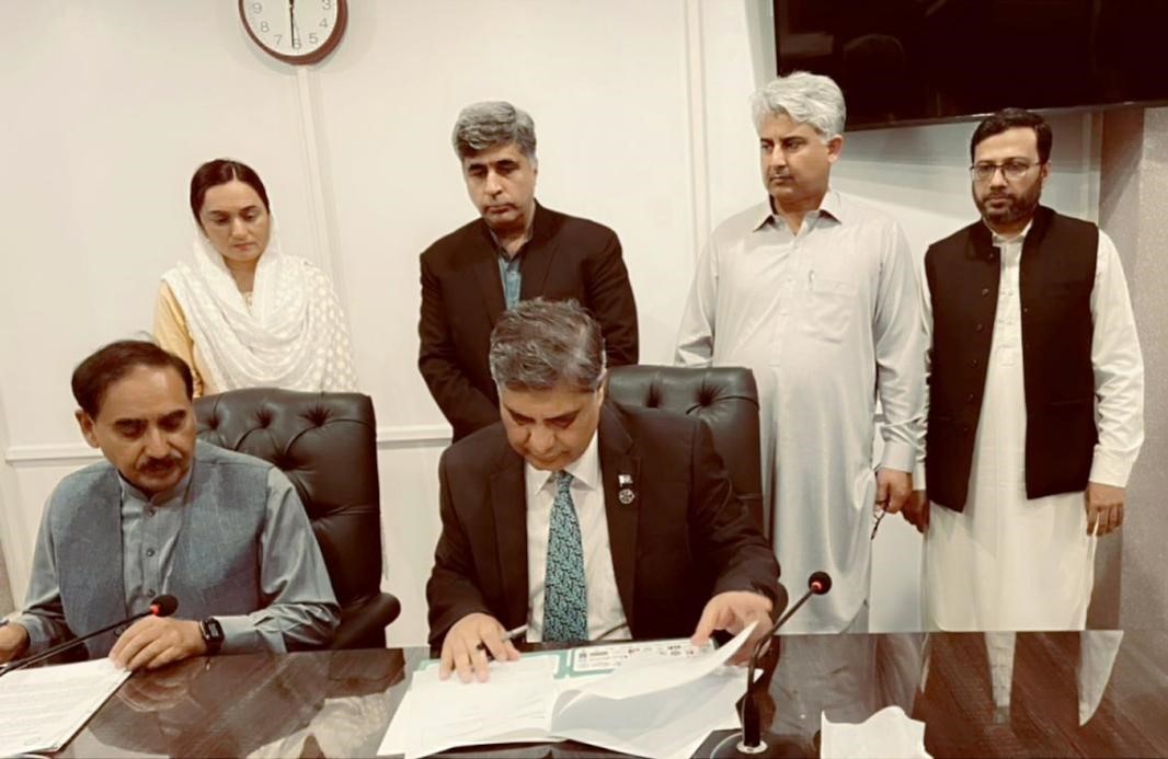 taaleempk's tweet photo. The Virtual University of Pakistan signed an MOU with Taaleem Foundation on 18th March 2022, by virtue of which the VU would establish its campuses in the premises of TF Grammar Schools at Loralai, Mastung and Zhob during the academic year......

https://t.co/MPp4LtYzYO https://t.co/2q0FMzEp8g
