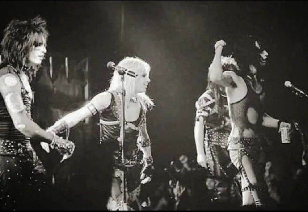 Mötley Crüe tweet media