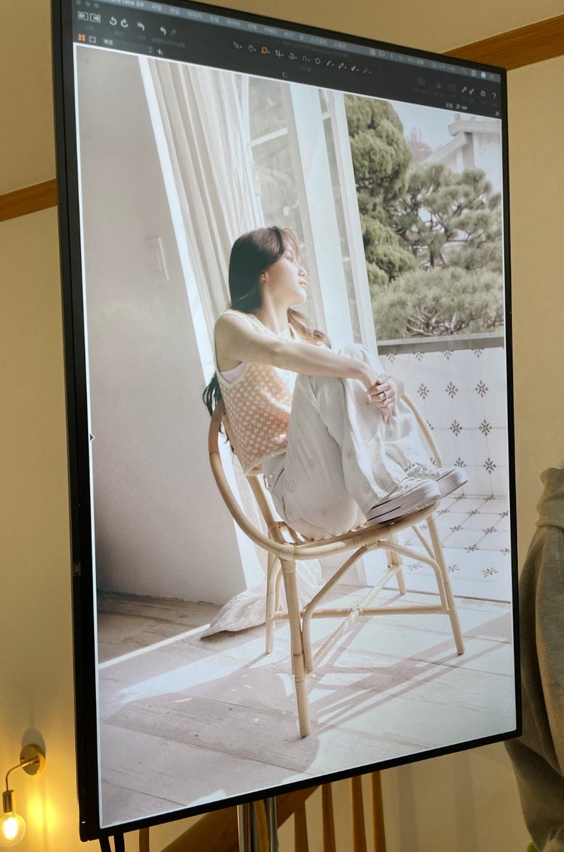 SummersBrezee's tweet photo. Clutches each person who appears to see this picture stumbling across their pages: winsome in every cut. Sheʼs been showered in rays of sunlight, poses ravishingly to tell everyone that she was conceived in Nirvanaʼs swath, and captivates the masses by only sitting placidly. ✦ https://t.co/utc3IErApB