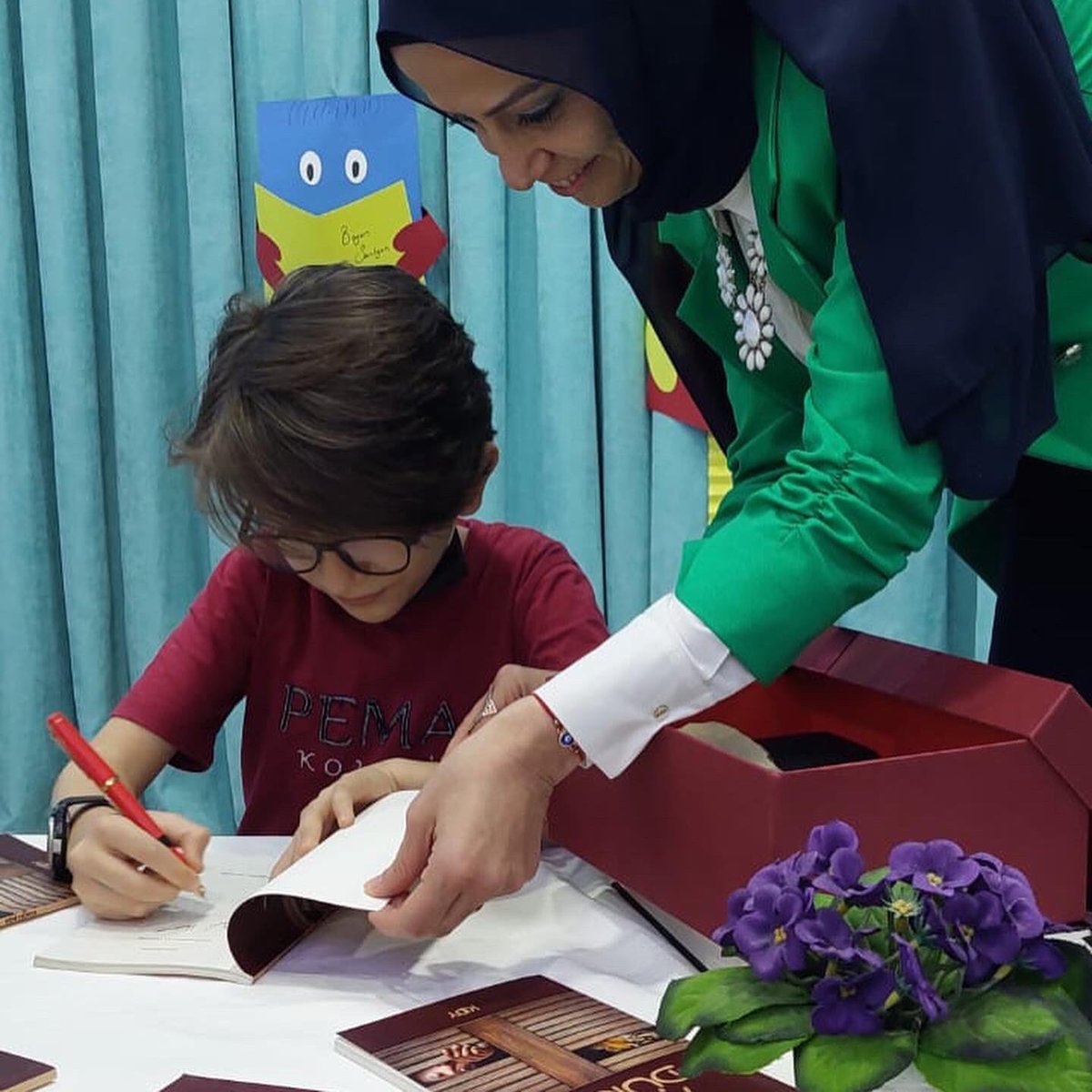 <a href="/Kbfetihkent_ao/">Konya Karatay Belediyesi Fetihkent Anaokulu</a> Okulumuzdan mezun olan sevgili öğrencimiz bugün bizlerle buluşarak yazarlık yolculuğunda ilk kaleme aldığı kitabını bizler için imzaladı. Minik Yazarımızın başarılarının daim olmasını dileriz. 💐💐💐💐 <a href="/Suzanturan14/">Suzan turan</a>