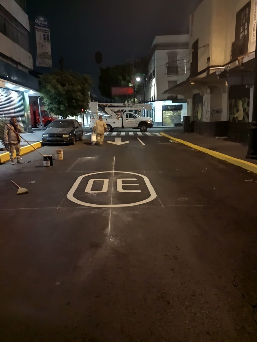 AlcCuauhtemocMx's tweet photo. En la #ColCentro realizamos #balizamiento🚧 peatonal🚶🏻♀️🚶🏽 y vehicular🚗 en Ecuador, entre #EjeCentral Lázaro Cárdenas e Ignacio Allende. https://t.co/i57zg2fTee
