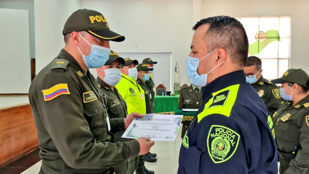 PoliciaBoyaca's tweet photo. Incentivamos en nuestros uniformados el honor de ser policías, siempre actuando con respeto por los derechos humanos y enmarcados en la Constitución y las leyes, velando con vocación de servicio por nuestra comunidad. #TransformaciónPolicial https://t.co/jpkmiOL99M