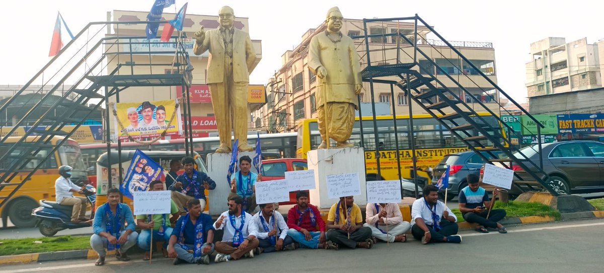 bsprkpuram's tweet photo. 28.03.2021 బహుజన్ సమాజ్ పార్టీ రాష్ట్ర ఆదేశాలమేరకు ఆర్.కె పురం డివిజిన్ అధ్యక్షులు పి. వై గిరి మహరాజ్ గారి  ఆధ్వర్యంలో పెరిగిన డీజిల్, పెట్రోల్,బస్ చార్జీలు,విద్యుత్ చార్జీలు  మరియు నిత్యావసర వస్తువుల ధరలను వెంటనే తగించాలని కేంద్ర మరియు రాష్ట్ర ప్రభుత్వాలను డిమాండ్ చేస్తూ నిరసన https://t.co/IdfamNVlmC