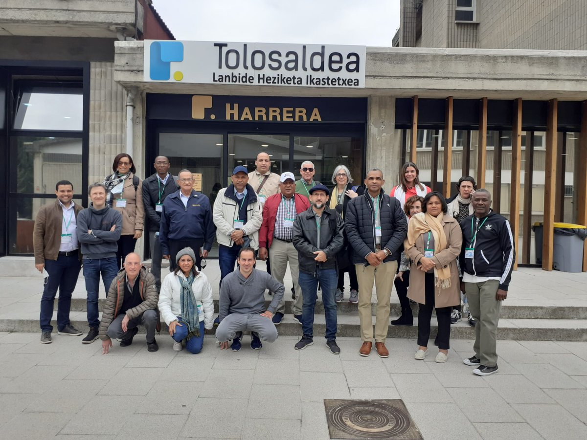 TolosaldeaLH's tweet photo. Dominikar Errepublikako Gobernuko/Lanbide Heziketako Goikarguak gure ikastetxea eta @FPeuskadi-ko Lanbide Heziketa ezagutzera etorri dira.
Muchas gracias por la visita @InfotepRD @ikaslangipuzkoa @tknika @Int_Tknika https://t.co/VVVoucQ9zf