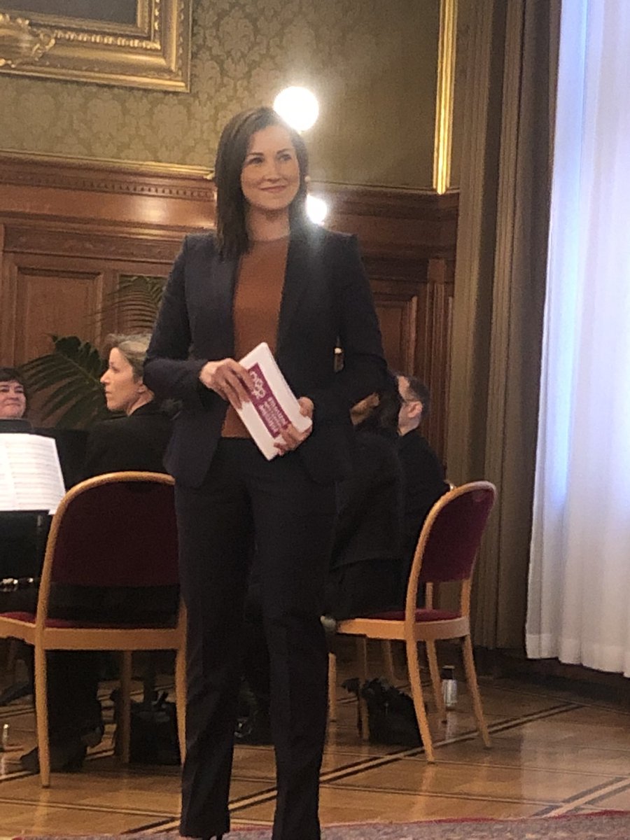Vorsitzende des Frauennetzwerks Medien Alexandra  <a href="/Wachter_AL/">Alexandra Maritza Wachter</a>  leitet ein
„Es wartet ein Abend auf uns, an dem 5 hochkarätige Preise vergeben
werden. Ein Abend, an dem wir herausragende Leistungen von großartigen Qualitäts-Journalistinnen würdigen und sichtbar machen wollen.“