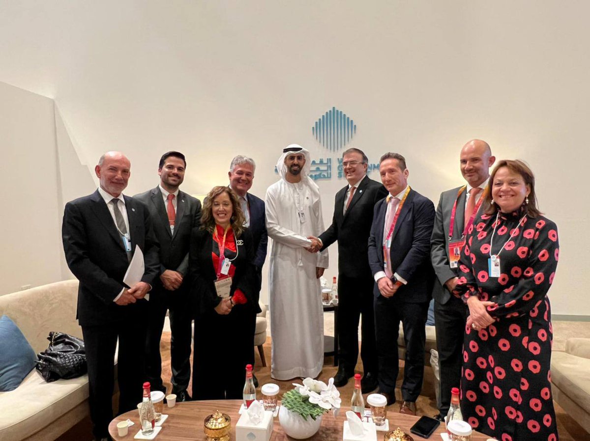 Con el Ministro Omar bin Sultan Al Olama, Ministro de Innovación de los Emiratos Árabes Unidos. Gran reunión en la que participaron nuestros empresarios. Estará este año en México. Innovación es el camino a seguir.