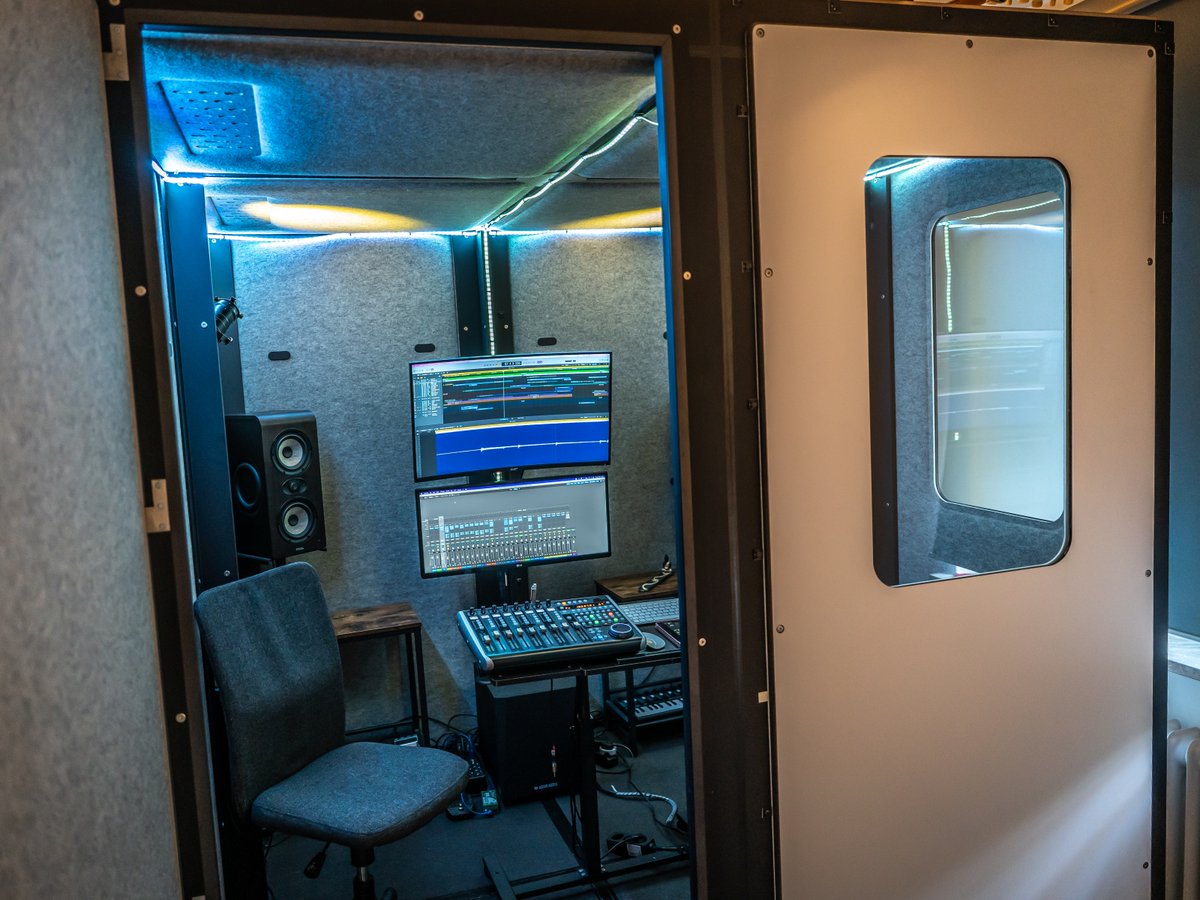 univicoustic's tweet photo. Watch VicBooth Ultra review โถ๏ธ Includes recordings inside and outside the booth to check the differences. โถ๏ธ https://t.co/MW24EyXShz
Video by Edwin Braganza
.
#soundproofbooth #acousticbooth #vocalbooth #voicerecording #booth #soundproofing #soundinsulation #soundproofpods https://t.co/NK4f8pGGOs