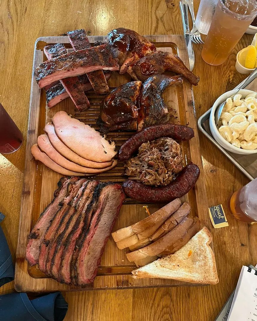 DallasSmokyRose's tweet photo. The way to our heart.😍🤤 Tag the friend you're devouring this with!
•
•
•
#dallassmokyrose #dallasbbq #dallaseats #214eats #bestof214 #texasbbq  #visitdallas #texastodo #txbbq #dallasrestaurants #dallasnightlife #dallassocial #dallasfun #exploredallas #dallasfood #dallaslife https://t.co/RXZt68ZFwZ
