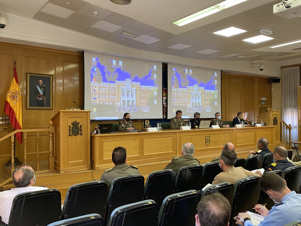 CESEDEN_OFICIAL's tweet photo. Alumnos del Curso de Estado Mayor y del Superior de Inteligencia de la #ESFAS se mantienen al día de la evolución del conflicto en #Ucrania. Expertos del @ieee y del @emad reflexionaron comparativamente entre el conflicto y las enseñanzas recibidas. https://t.co/1du2dy48Bw https://t.co/Y7GHZrQcJ1
