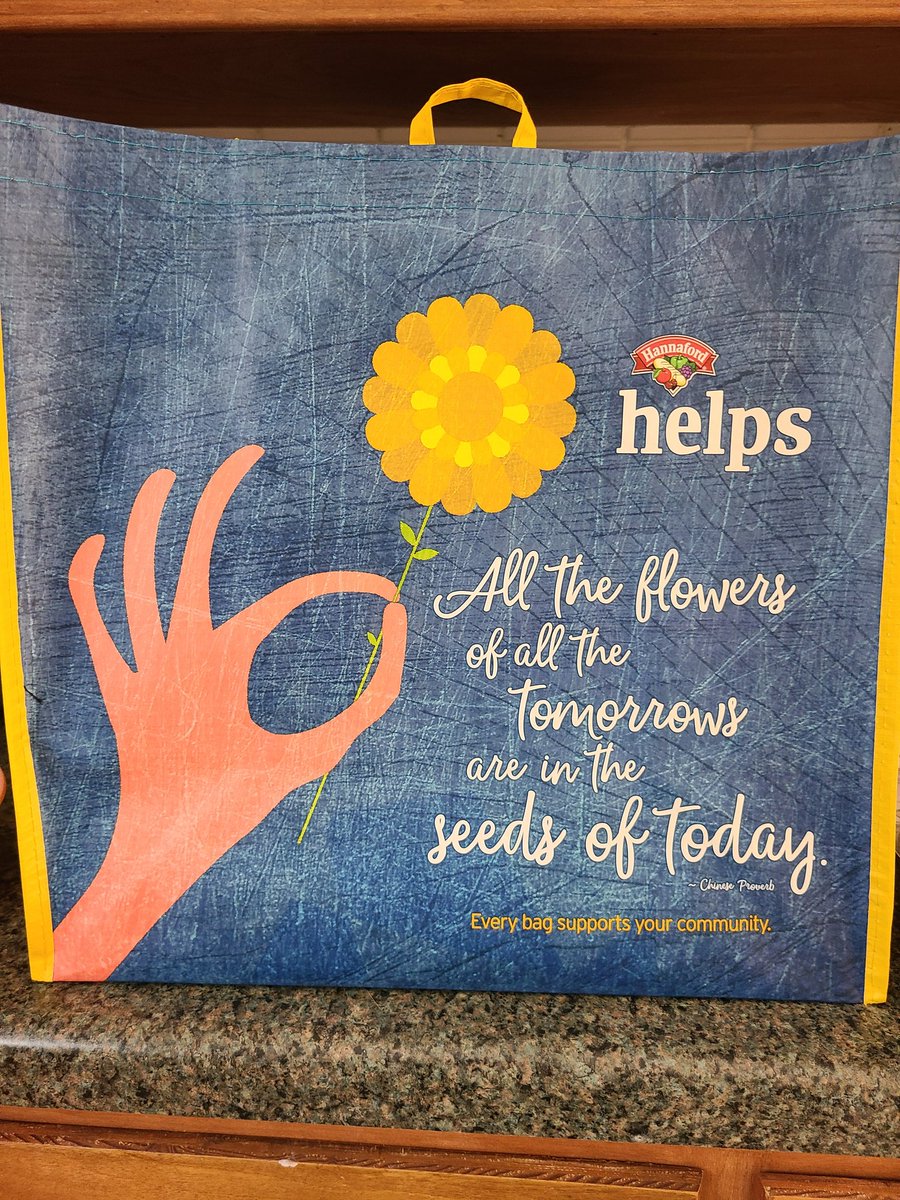 TurnerPubLib's tweet photo. #bags4mycause are in at Hannaford! Get a new reusable bag for $2.50 &amp; $1 of that will be given to Turner Public Library https://t.co/QwcZffUK5Y