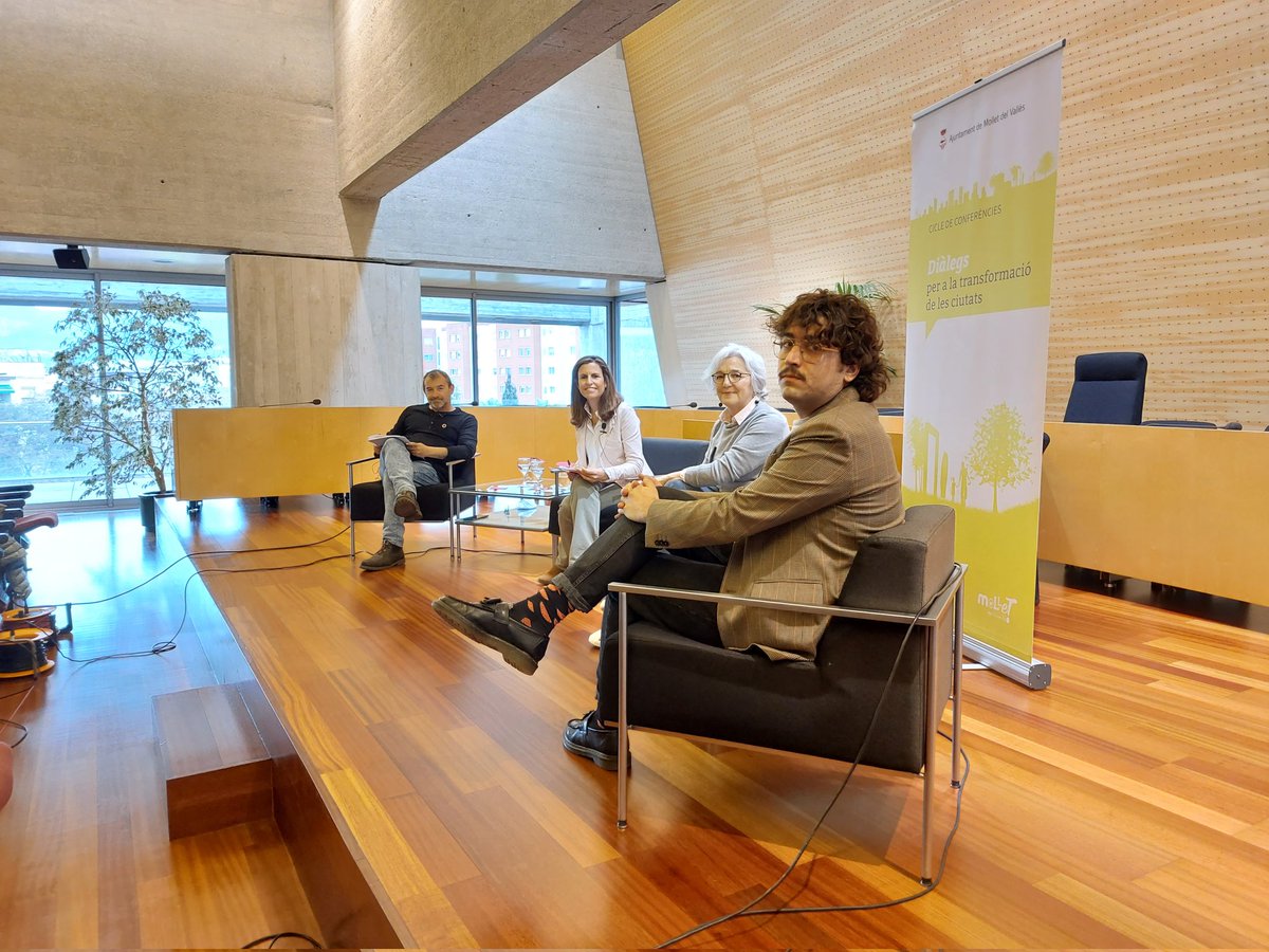 ajmollet's tweet photo. 🔎Comença la sessió del Cicle de Conferències #MolletDialoga sobre “Ciutats democràtiques i governs transparents”:

💻Ho pots seguir en directe al canal Youtube de l’Ajuntament: https://t.co/9hEnwcssBJ https://t.co/3KYDkglLTm