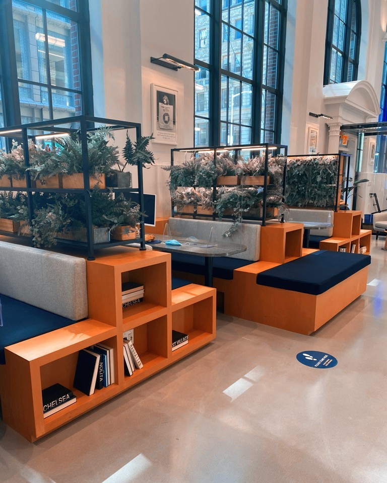 GREEN WALL PARTITIONS 

SAY you love them . 
I am not quite sure . Often they are not even real . 
In this case I checked and they are living plants in
the Chase branch in SOHO. There is a Frank Stella
piece in the front waiting room that is not to be 
missed. 

This is one momen