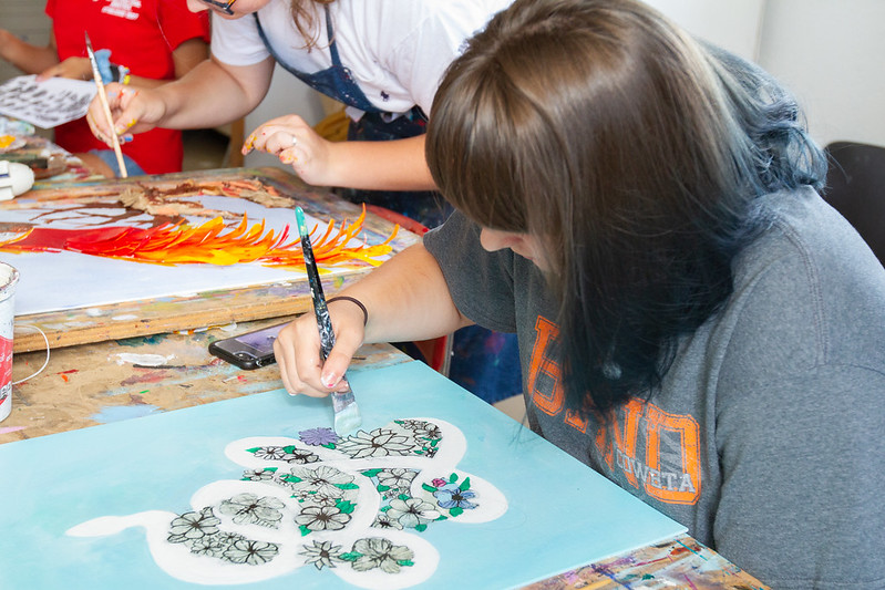 El campamento de arte de verano de Kravis se llevará a cabo del 6 al 17 de junio. Hay becas disponibles. El cupo es limitado. El registro anticipado finaliza el 4 de abril. La fecha límite de registro es el 6 de mayo. Visite tulsaschools.org/kravis para obtener información.
