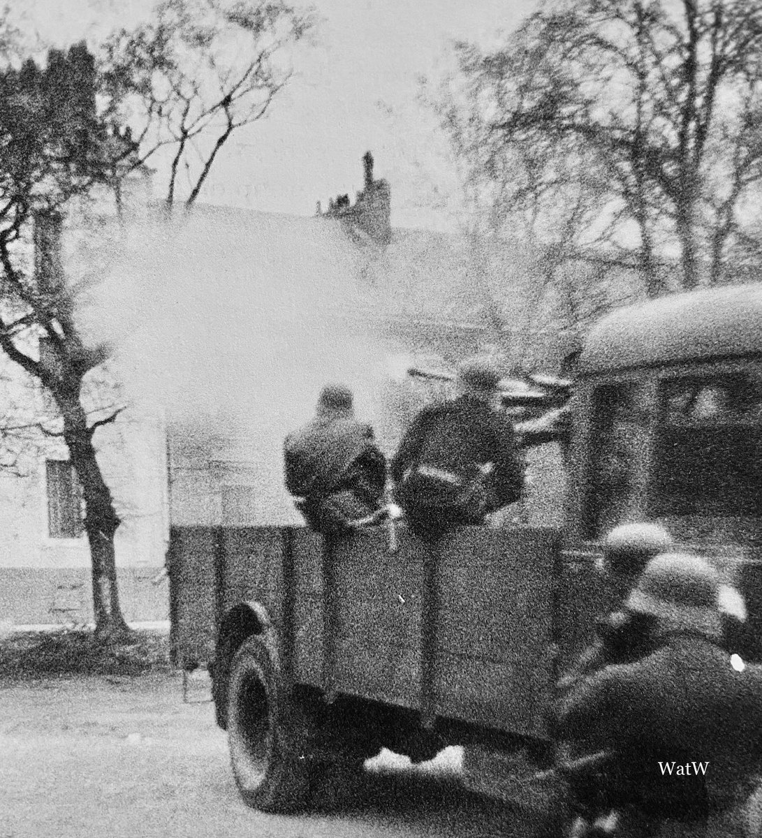 TheWorldatWar2's tweet photo. German soldiers use a mobile 20mm cannon as they try to flush out a lone British Commando - St Nazaire 1942 #ww2 #worldwar2 #stnazaire #commando #britishcommando https://t.co/MoQul4W6sY