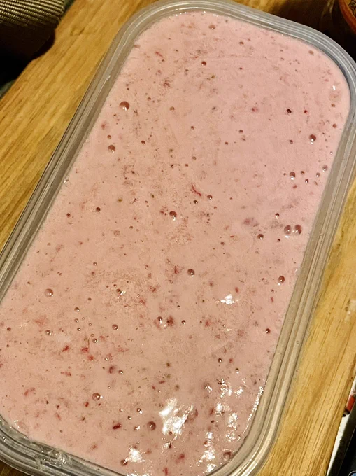 豆腐パックだと漏れないのでいちごゼリーやってたら、驚くほどピッタリに 