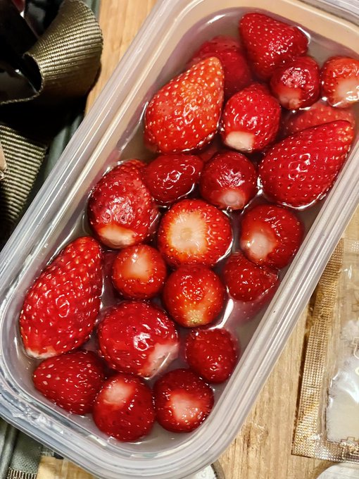 豆腐パックだと漏れないのでいちごゼリーやってたら、驚くほどピッタリに 