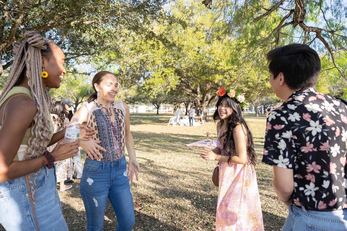 letstaycreative's tweet photo. A few bts moments from meet up 18💐

#letstaycreative #mcallentx https://t.co/sHvMWwqEU8