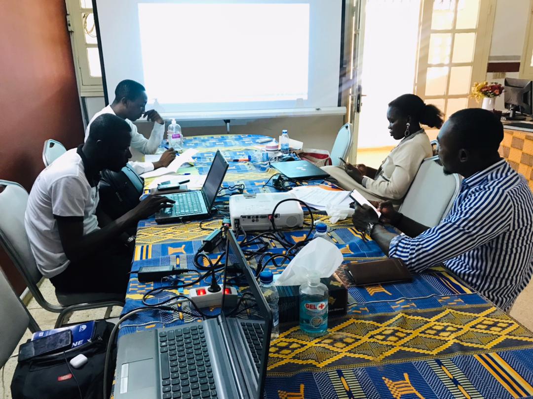 2e jour des travaux des membres du Groupe de Travail sur la Lutte contre la Désinformation en Côte d’Ivoire (#GTLD_CI).

Objectif 2 de notre S/Groupe : le choix des outils technologiques pour la Consultation Nationale sur la lutte contre la désinformation en Côte d'ivoire.