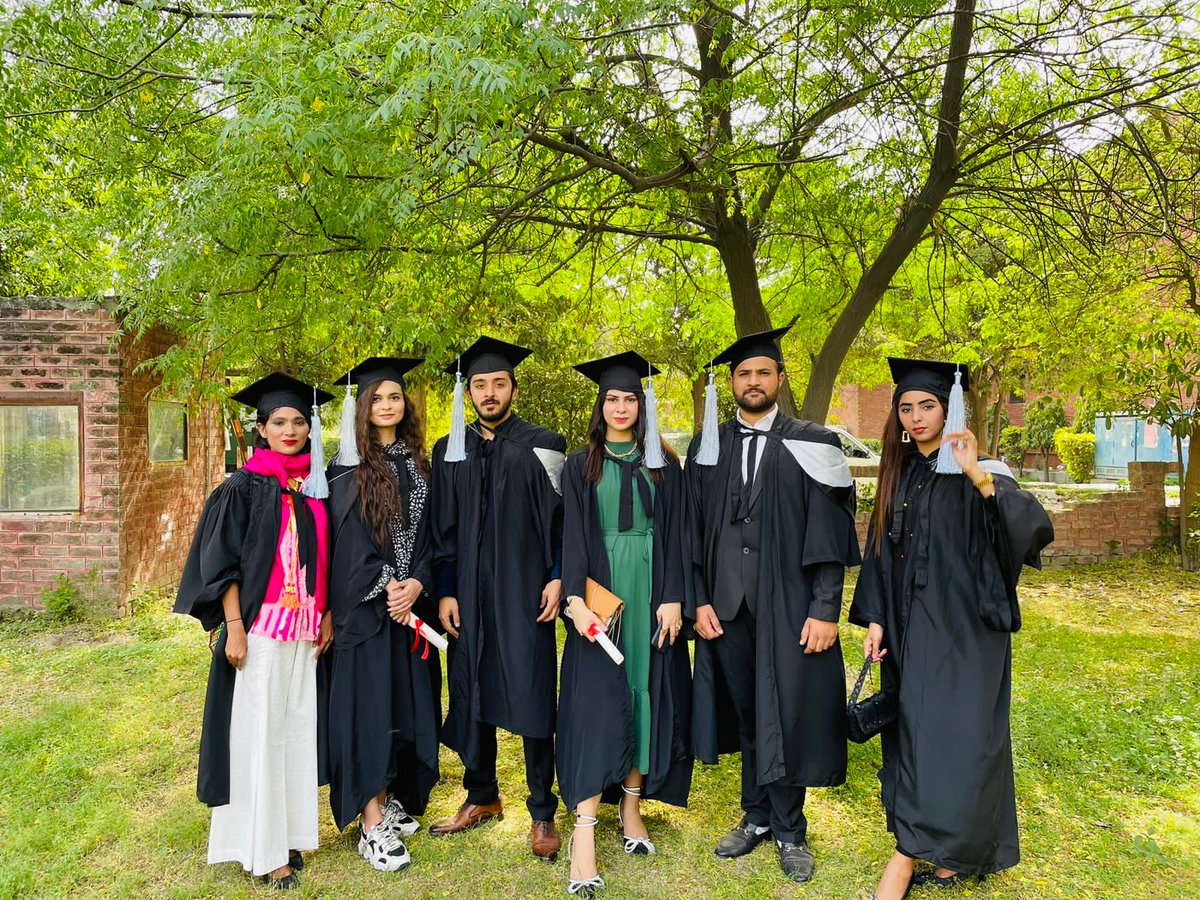 junaiddogar_'s tweet photo. Allhamdulillah!
Determination and hardwork aided me in achieving this wonderful honor.I am overjoyed to announce that I have graduated🎓🎀❤️I dedicate this degree to my late mother,who always wanted to see me at this place.
Officially Graduated from @PU_OfficialPK
#Batch2017_21 https://t.co/e9fVW1kai9
