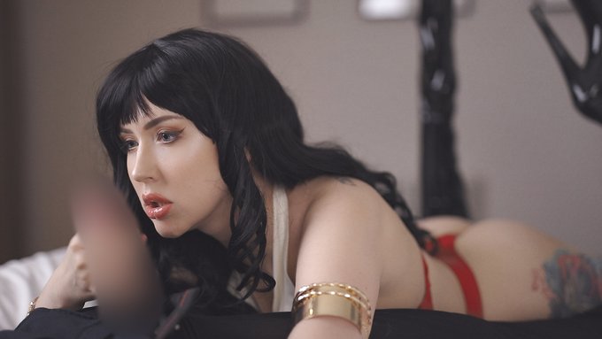 So damn proud of my Vampirella episode! 🦇 THE BOOTS https://t.co/KznkQBBHOy