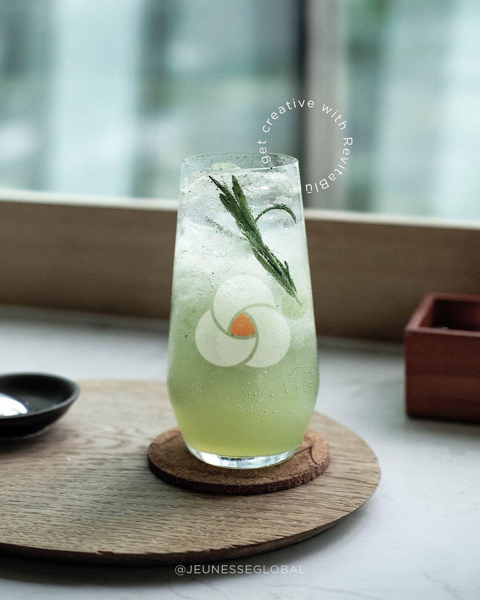 JeunesseGlobal's tweet photo. 🍹Create a refreshing mocktail with RevitaBlū. Try this light bubbly 🍋 spritzer:

1 packet of RevitaBlū
3 tbsp fresh lemon juice
1 packet of stevia
8 oz of seltzer water
½ cup ice cubes
Rosemary sprig 

#revitablu #mocktailrecipe #spritzer #JeunesseGlobal #BeYourBestYou https://t.co/FkZYfDLaiy