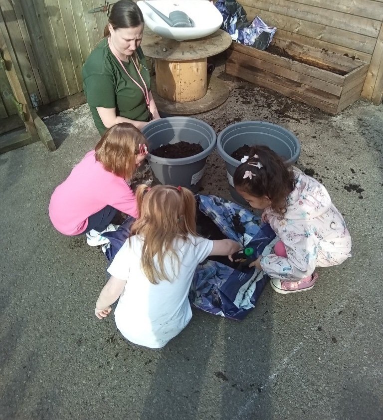 MinersMini's tweet photo. A great start to our #outdoorlearningweek.
Planting our potatoes, onions and garlic and exploring our friends in the compost bin 🪱
#seizetheseason @EAS_EarlyYears https://t.co/5LwegPhhhN