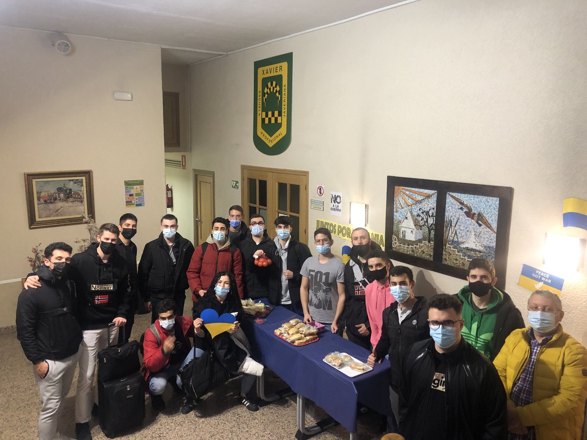 EPJaveriana's tweet photo. Nuestros alumnos/as de 1° Transporte y Logística de han encargado hoy de nuestra merienda solidaria de montaditos para recaudar fondos para Ucrania. #FPdeCalidad #FPsolidaria #TransporteyLogistica #TyL #Ucrania https://t.co/6RFx8BguqI