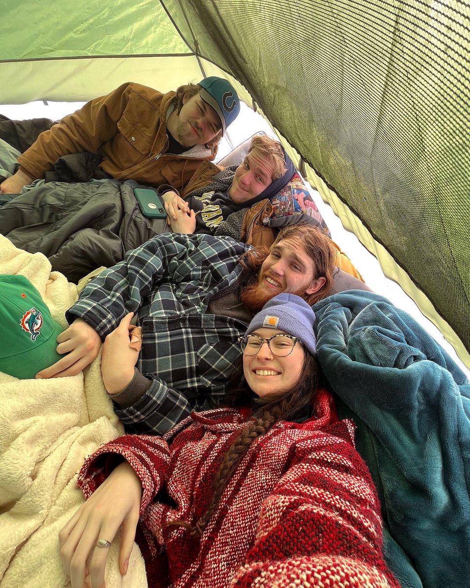 roxyjhair's tweet photo. 🏕 w/ homies!! https://t.co/8GQi3qYpHh